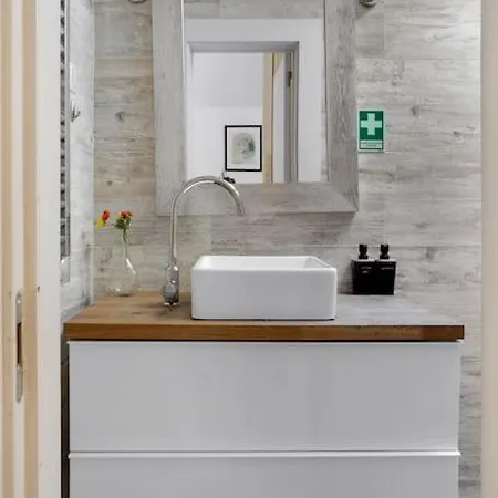 Cozy In Heart Of With Ac By Lisbeyond Апартаменты